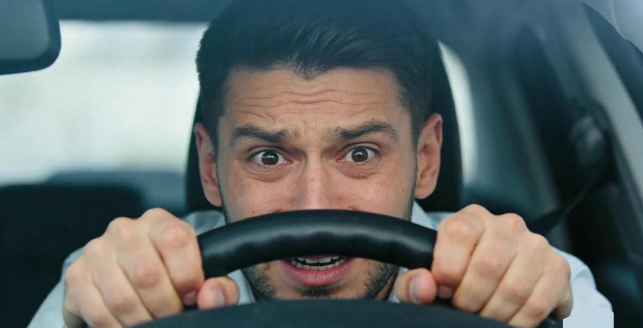 上个月，我一个朋友在高速上追尾了。人没事，修车花了好几万。他跟我说了句话：“开了