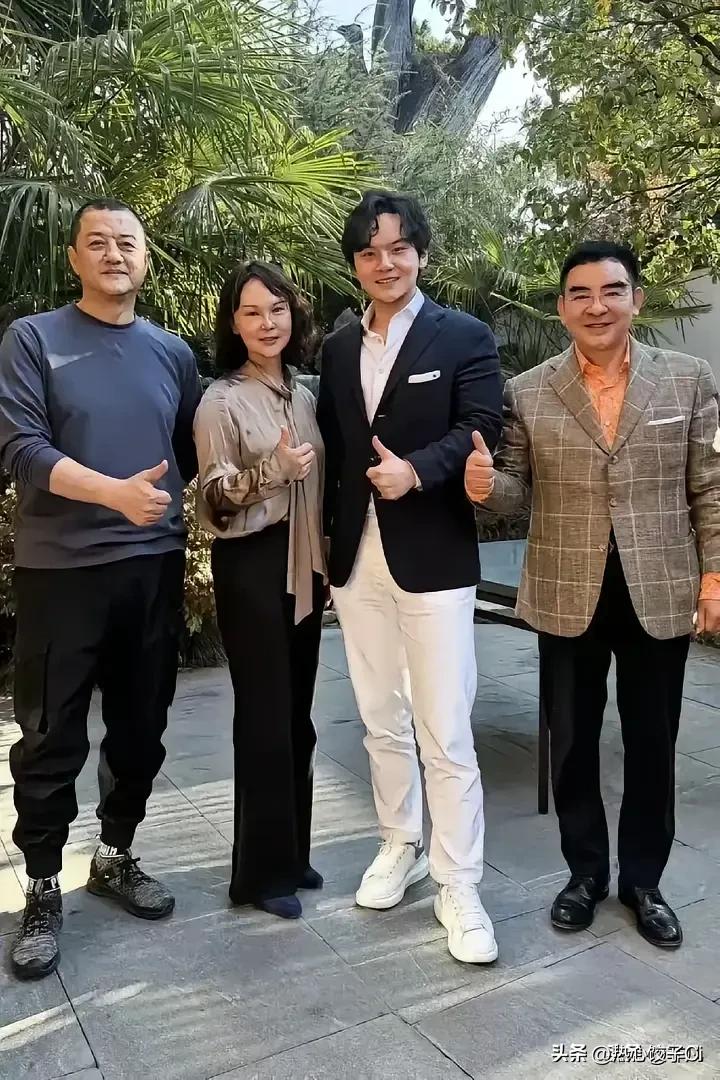 标哥说自己和夫人是在照相馆认识的。是1996年，我在看演出的时候，照了好多照片拿