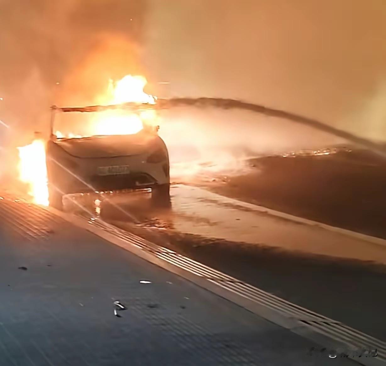 江苏常州某新能源汽车着火，也不清楚这是什么品牌，火光冲天，新能源还是很不错的，燃