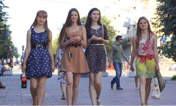 现在中俄通婚的越来越多，说实在的，别光看人姑娘长得好看、性格爽就一头扎进去，以后