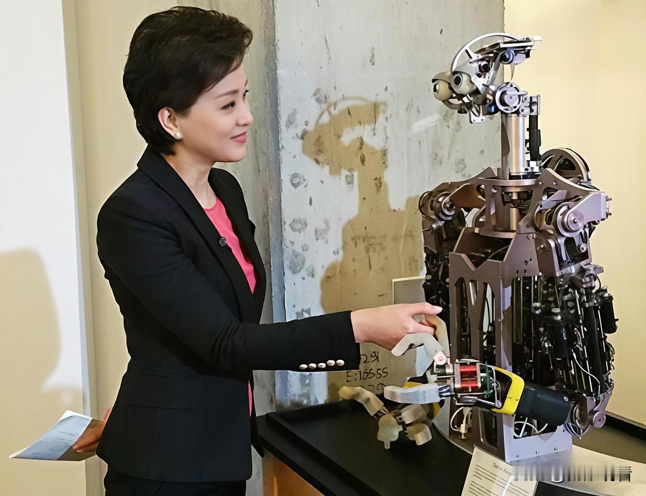 在《杨澜对话：探寻人工智能》的深度讨论中，最让我认同且深受启发的观点，是人类拥有