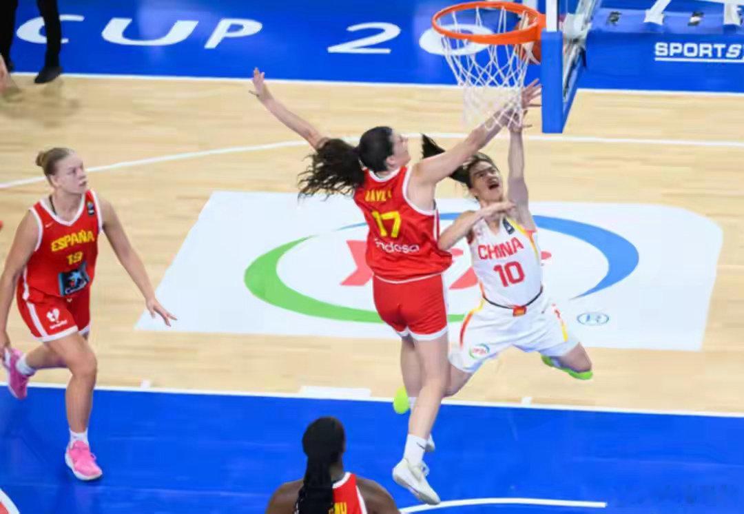 中国U17女篮不敌西班牙三分球18中2，让内线承受巨大压力。西班牙放心收缩防守，