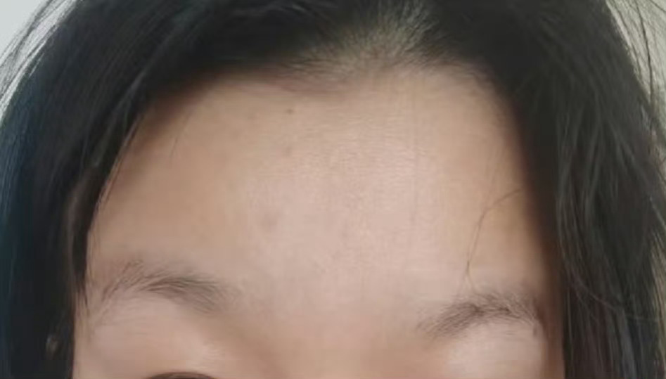 一双神经质、情绪不稳定的高低眉，破坏力就变得异常的强，生人勿近的样子。 