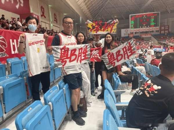 昨晚，深圳男篮在CBA季后赛1/4决赛第二场比赛中客场力克浙江男篮，大比分二比零