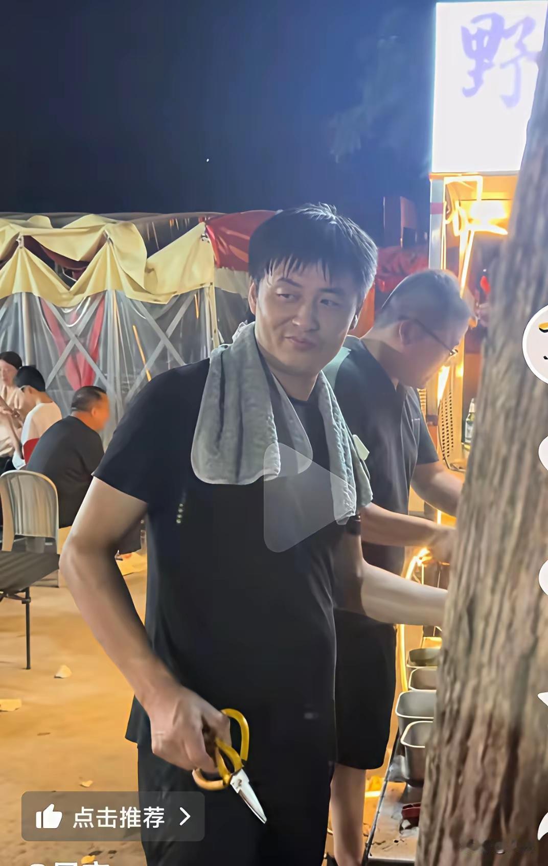 抖音里无意中刷到的
那个擦汗的动作瞬间让我泪目
看的我心头一紧
疑是故人归[泣不