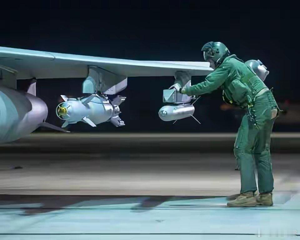 英法联合空袭叙利亚 当地时间3日晚，英法战机联手炸了叙利亚中部的一处地下设施，说