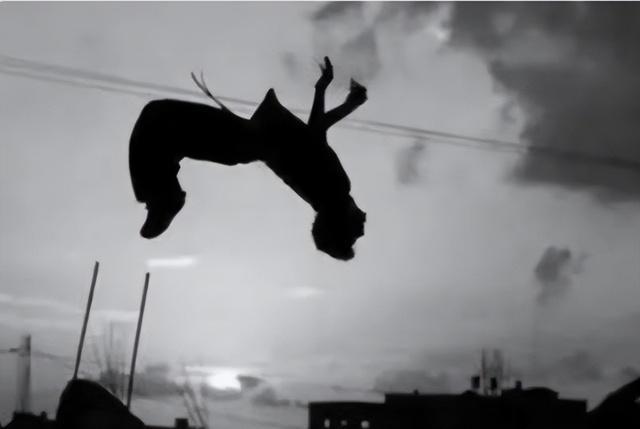 1945年8月，苏联红军出兵东北，在接收伪满档案时，才知道日本人居然被一个飞贼耍