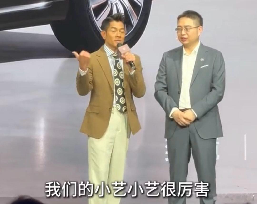 郭富城说女儿很有舞蹈天赋可爱又热血的小朋友！郭富城透露，女儿看完演唱会记住鲨鱼舞