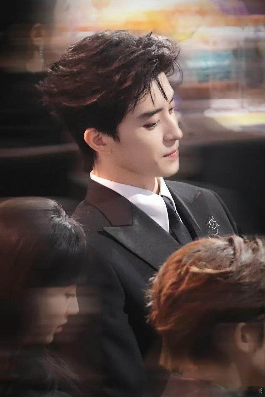 敖瑞鹏 疑似银河落嘴里 敖瑞鹏以独特姿态迎接水流。飞瀑之下，似银河落入他嘴，这奇