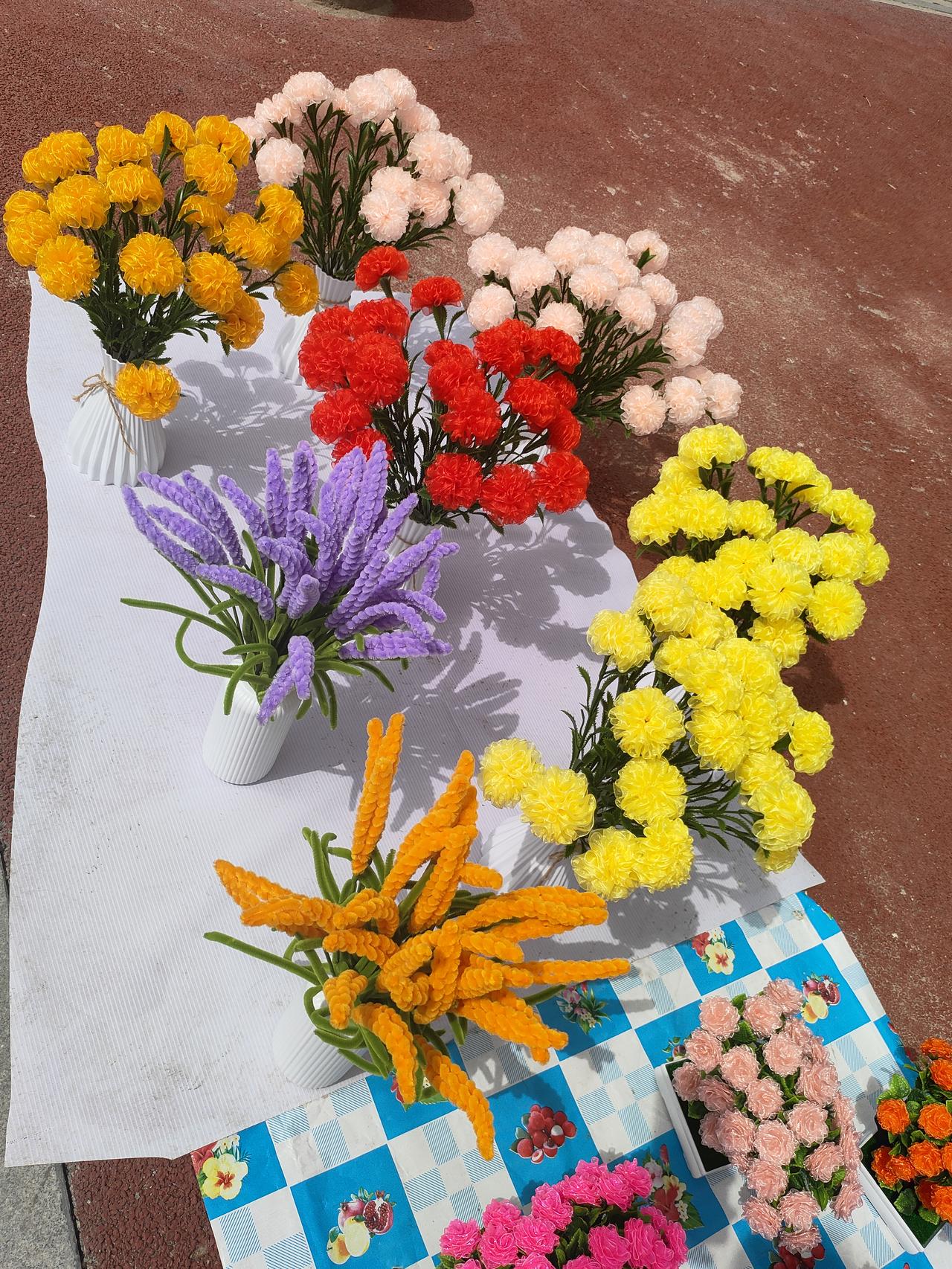 随拍美丽花朵彩花在阳光下炸开，像把夏的颜料罐打翻，把每一缕光都染成了热烈的模样。