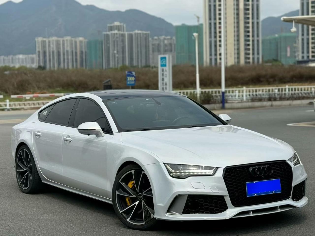 这台A7确实有味道了✨ 前后RS包围一上，气场先对了；20寸刀锋轮毂配10活塞打