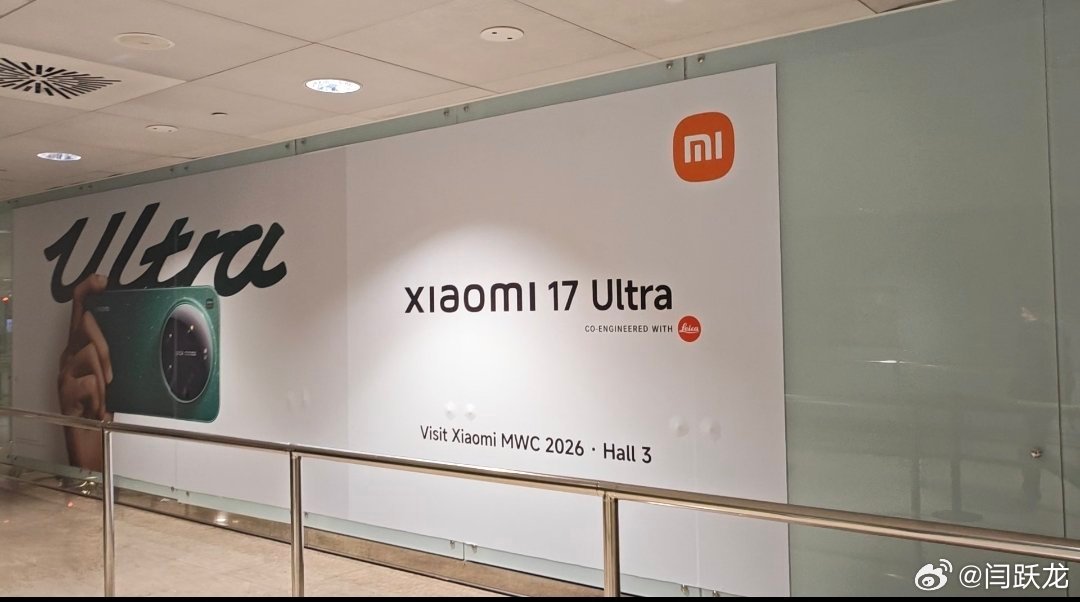 一下飞机，就看到了荣耀和小米的广告，荣耀这次要发布人形机器人和机器人Phone，