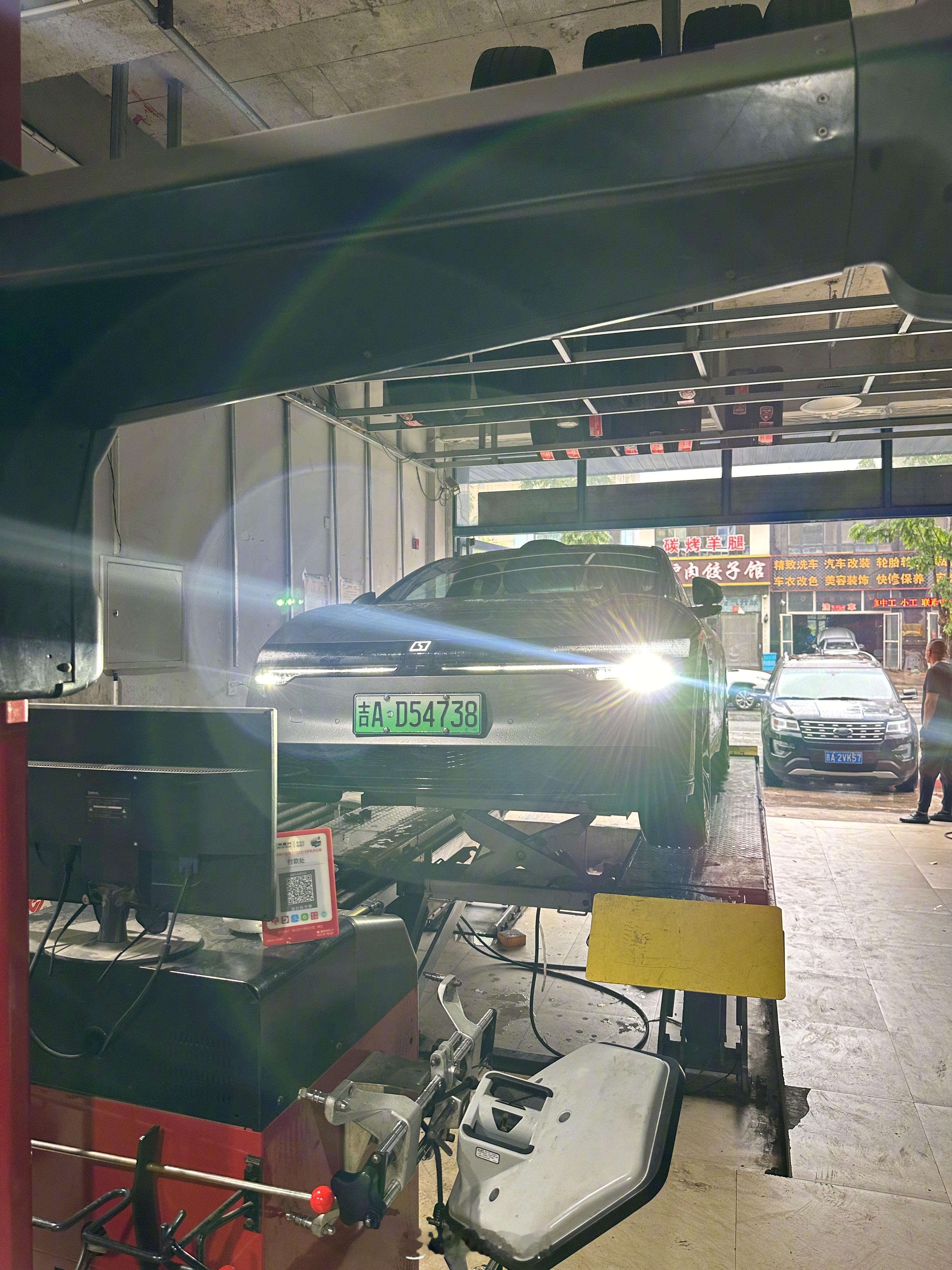 007右前轮鼓包了，应该是磕了一下，特意没选20寸轮毂结果还是没能幸免，极氪00