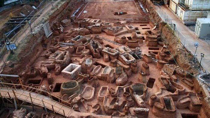 中国的古都建设地铁，都得很小心，因为随时可能在地下发掘出文物，然后整个工程就得停