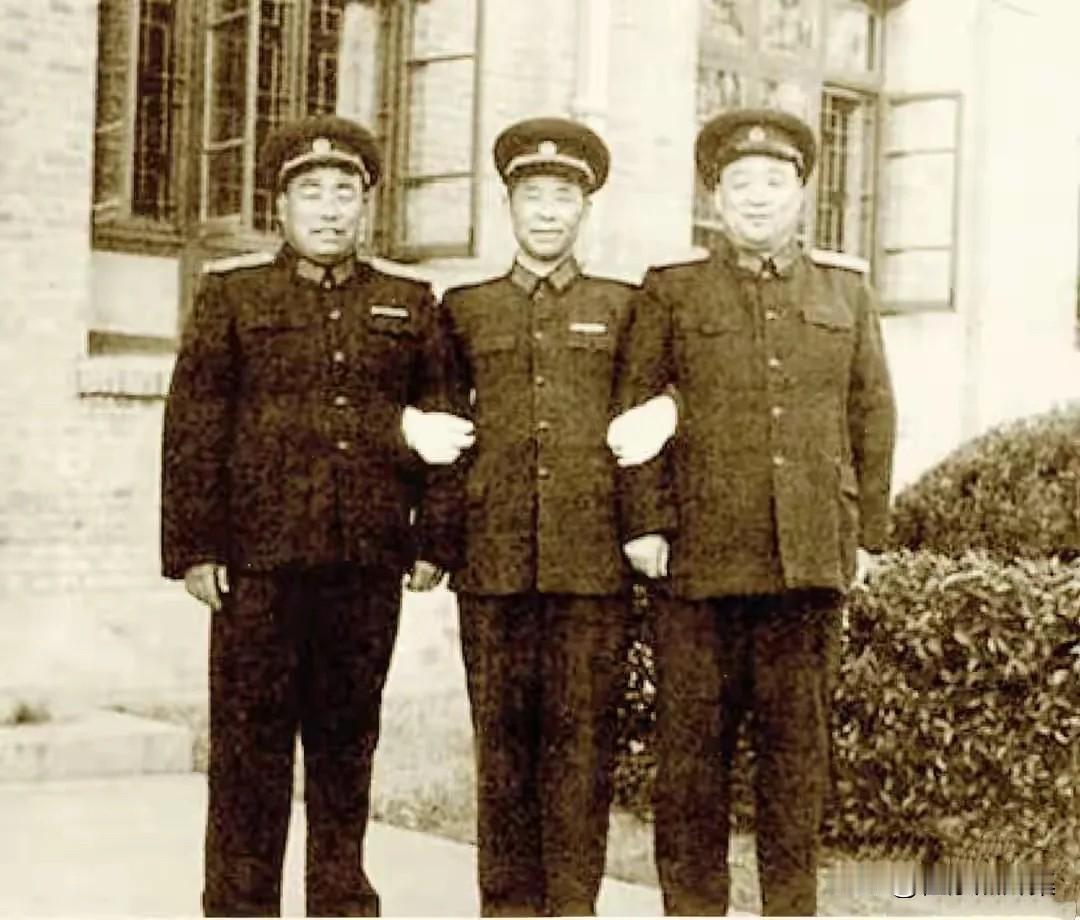 1964年，陈庆先中将（中）与在军事学院时期的老战友雷绍康少将（左），王子修少将