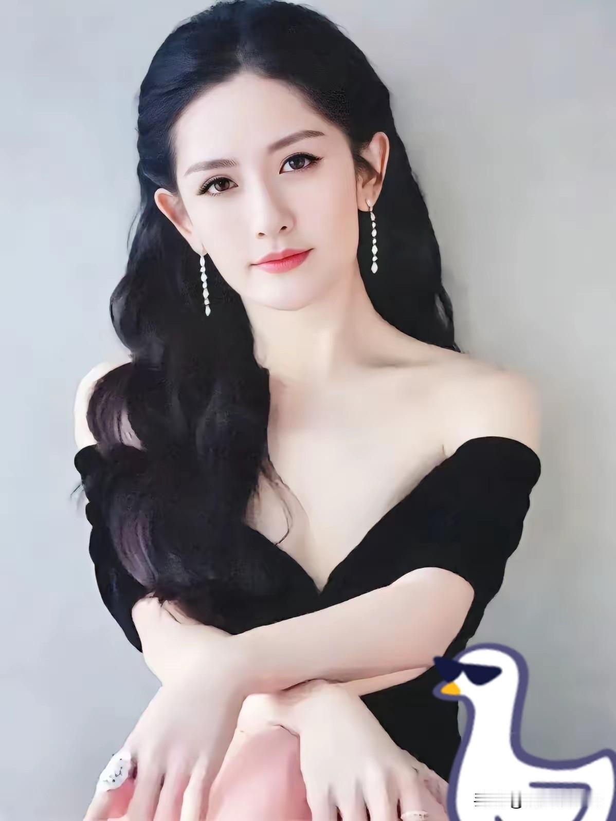 一觉睡起来，估计全国人民都知道了，44岁的谢娜，竟然入选鸿蒙星光盛典的主持人，真