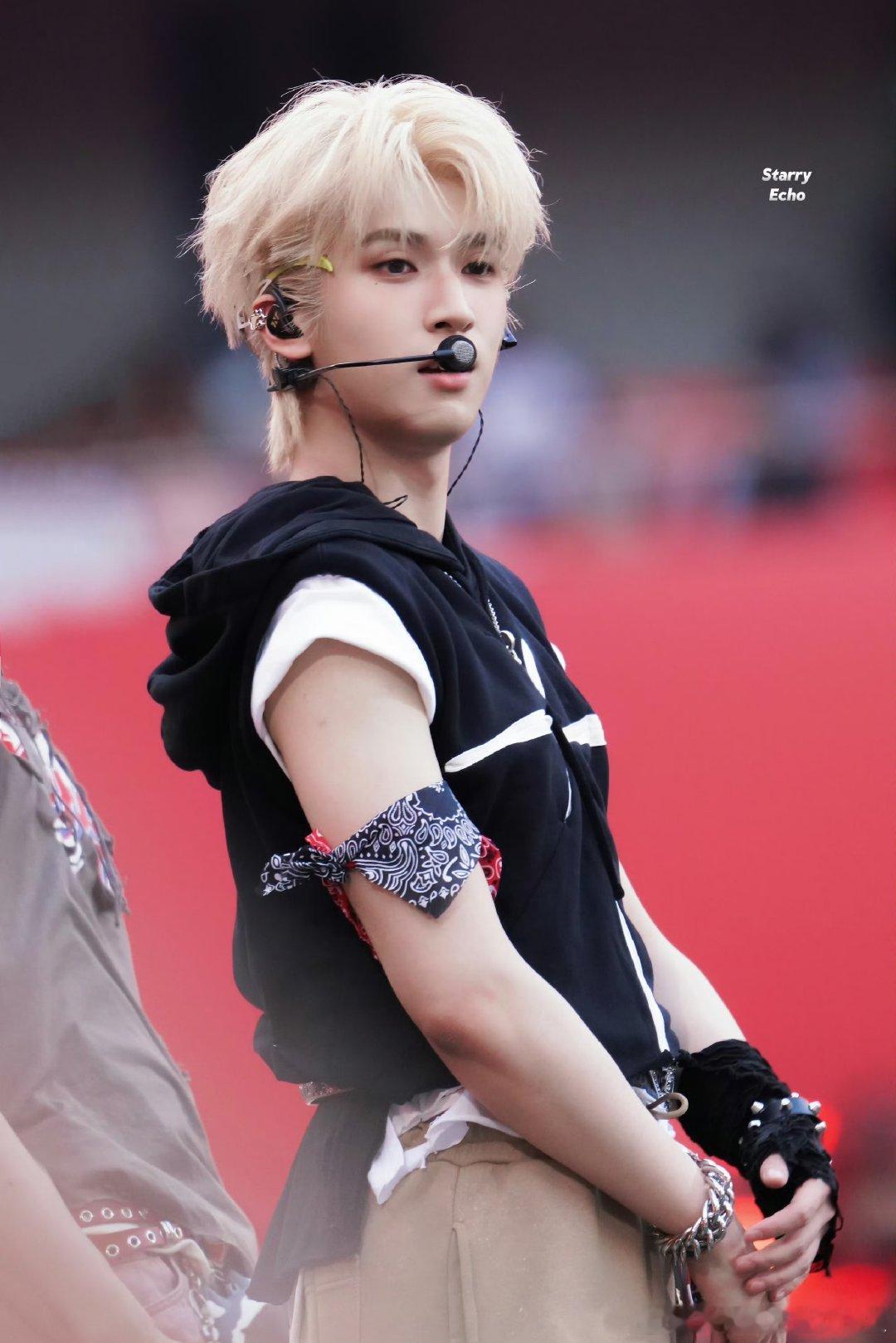 严浩翔熊爪耳夹 严浩翔新音造型严浩翔新音造型来啦，熊爪耳夹太帅啦 