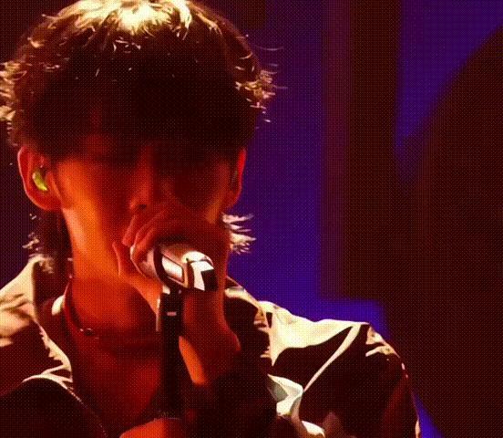 王赫野披着毛巾的哥哥王赫野这是真披哥王赫野这个披着毛巾的片段太有生活气息，本来困