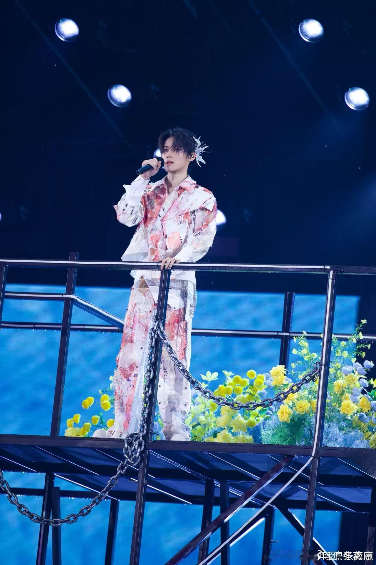 张真源第四天演唱会后的状态 高强度连开四场巡演本身就很磨人，再加上身体状态掉线，