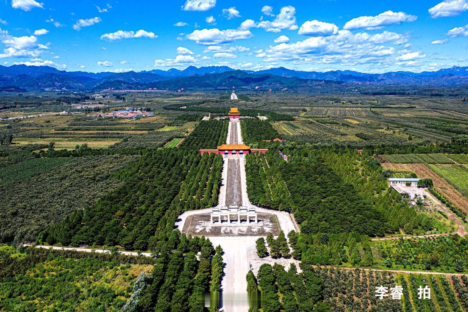 我到陵上拍照和一般人拍照的镜头不完全一样，我有时从研究的目的出发拍照。比如拍建筑