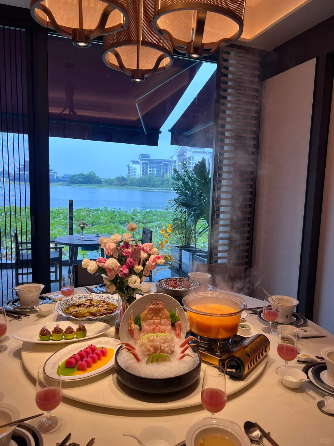 与闺蜜共赏湖景露台中餐～