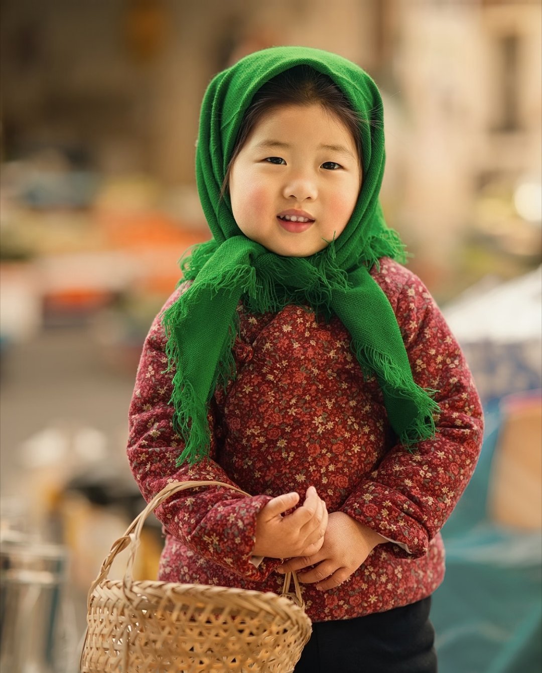 老辈人穿大花袄，是把对丰收的盼头、对团圆的念想，都绣进那热闹的牡丹、喜鹊纹样里。