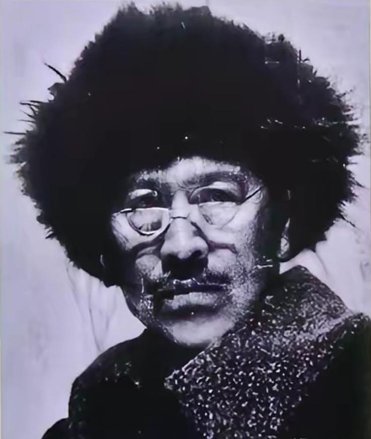 1937年，67岁的大地主戴万龄被日军擒获，为防其逃脱，日军竟用铁丝一头捆住他两