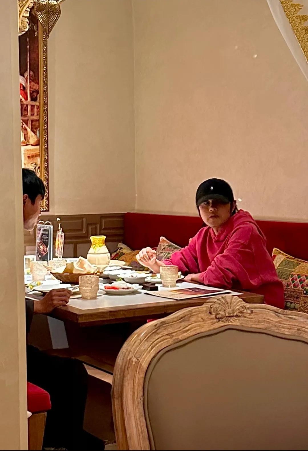 吃饭时遇到了谁这是？就在对面，很像啊！