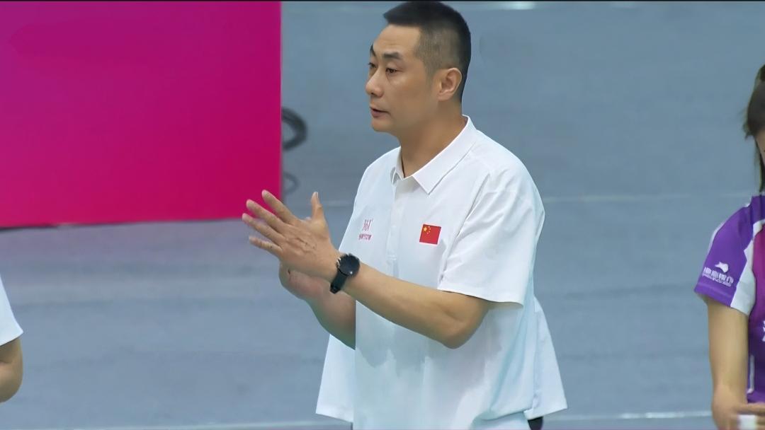 孟繁达就有点大嘴巴，她说陈鹤心发球很好，结果立马发球出界；他说路晶发球不错，但很