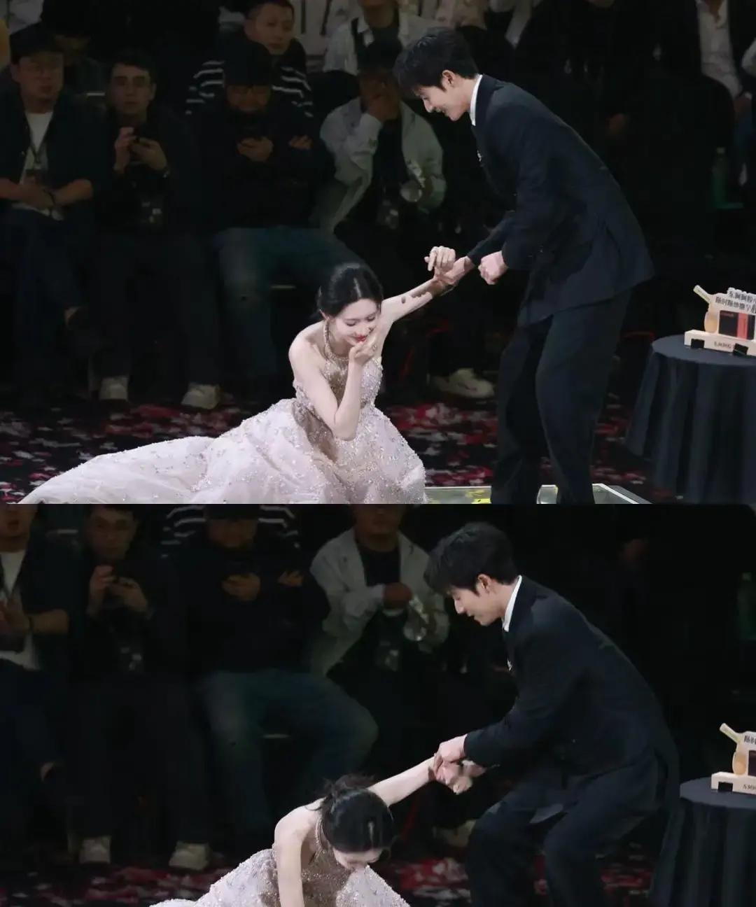 别再猜了。他手伸出去那0.5秒的停顿，就是整个CP行业的真相。
 
红毯上摔倒，