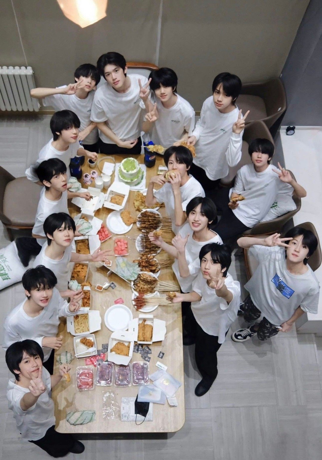 浙江跨晚 李飞年终小考 浙江跨晚或成李飞“年终艺人述职大会”！网传名单里既有返场