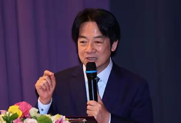 有人抛出个大胆设想，说赖清德哪天要是突然宣布交岛，是不是就成了民族英雄！你真以为