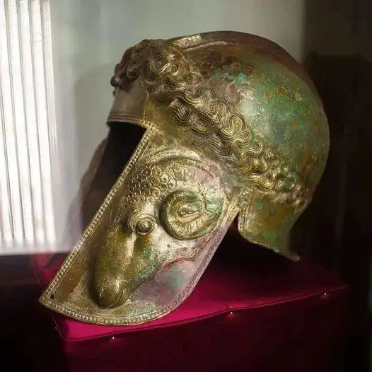 古代青铜镀金获奖者头盔装饰着两个公羊头，公元前500-400年。 北马...