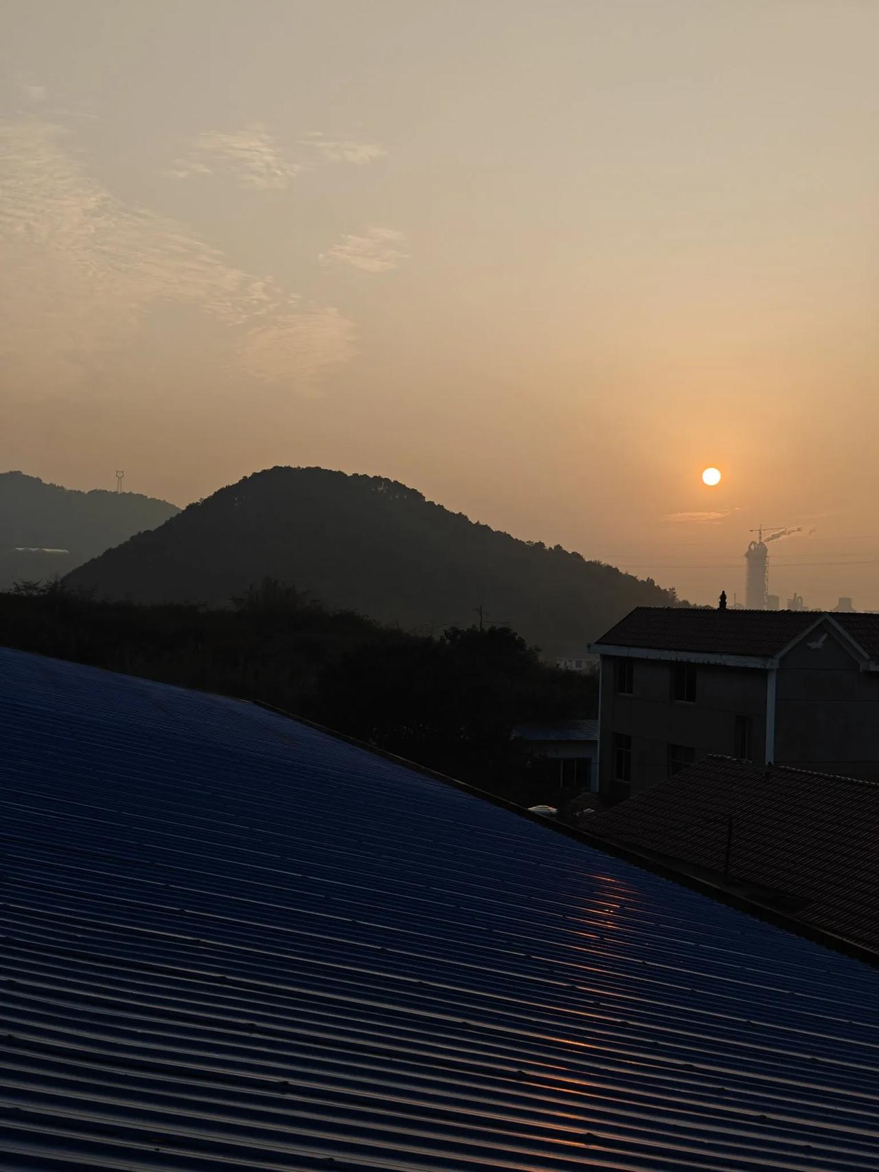 晨光普照，九九重阳之光
早上太阳出来，大地上所有的事物都增添了金色！天空是金色的