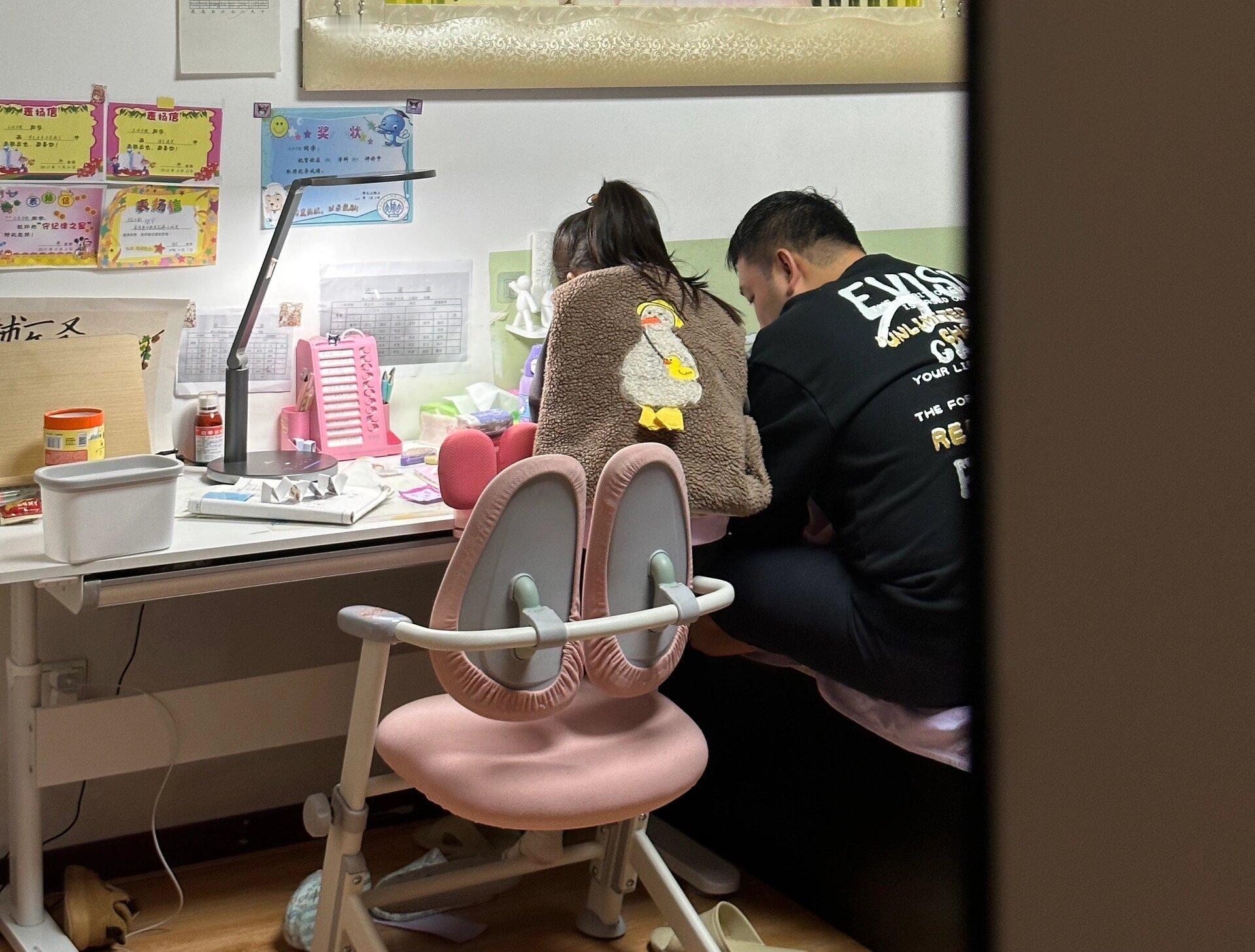 有时候成年人的崩溃只在一瞬间，每天工作时要演好情绪稳定的成年人，好好工作听老板安