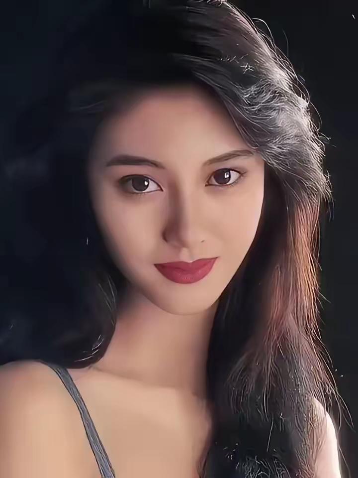 一个从澳门走出来的混血女孩，从十四岁起就开始给广告公司兼职做模特，没有人想到，几