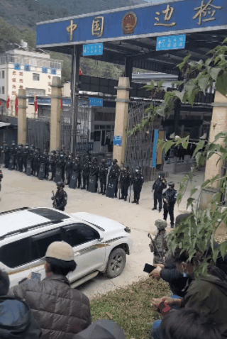近期，云南边境口岸引来大批缅甸籍难民聚集，希望中国能打开关口，放他们进入中国避难