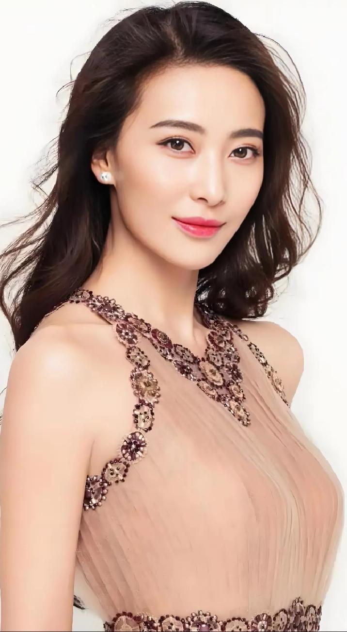 周知，辽宁沈阳籍女演员，毕业于中央戏剧学院。科班功底扎实，气质飒爽大方，凭借《新