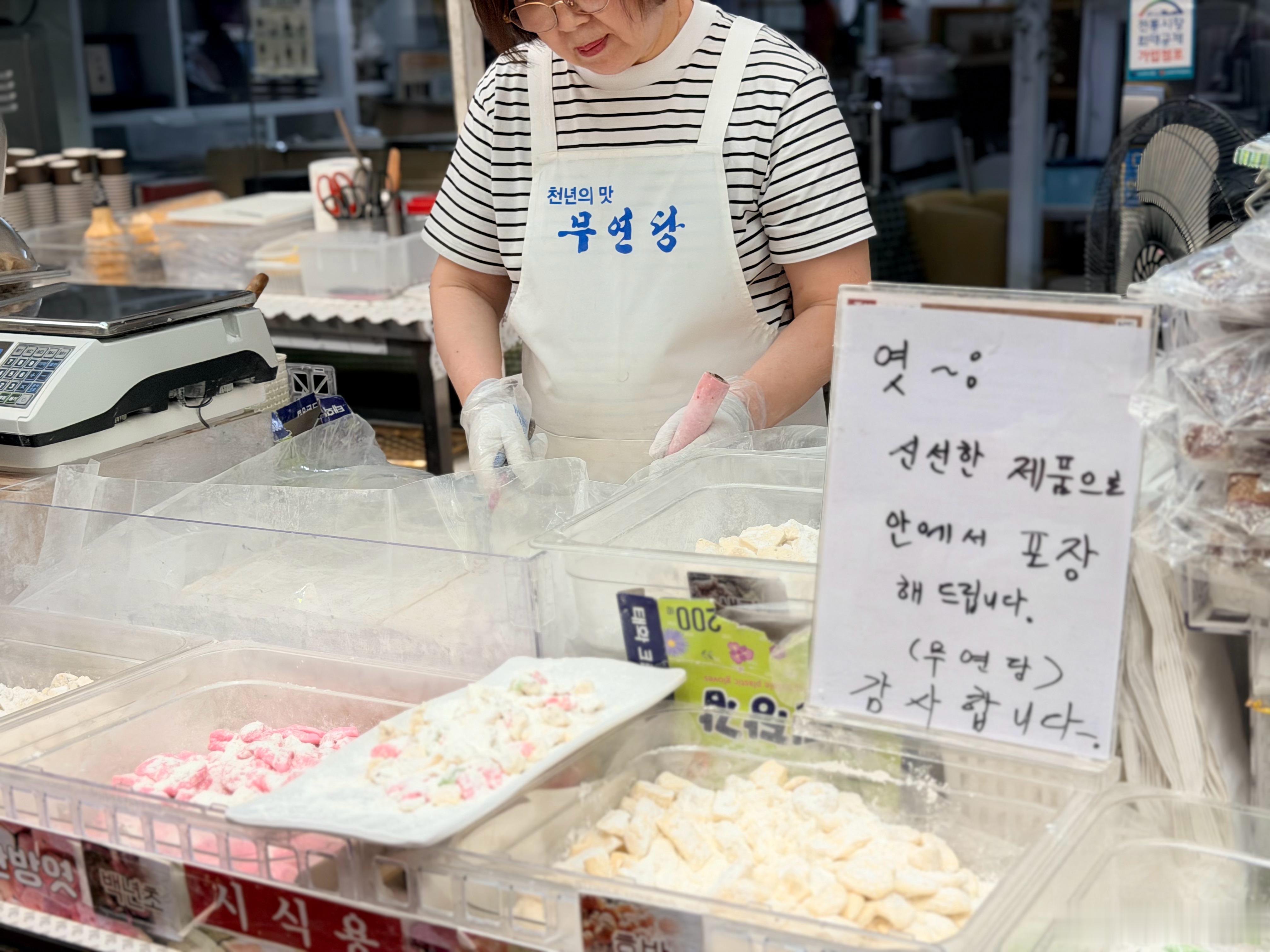 闪现韩国市场～虽然不能买，但逛逛菜市也是挺开心的。还有很多小吃，我吃了个炒年糕，