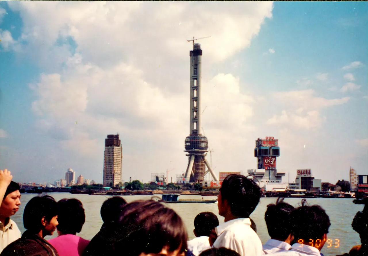 修建中的东方明珠，上海，1993年9月摄。 ​​​