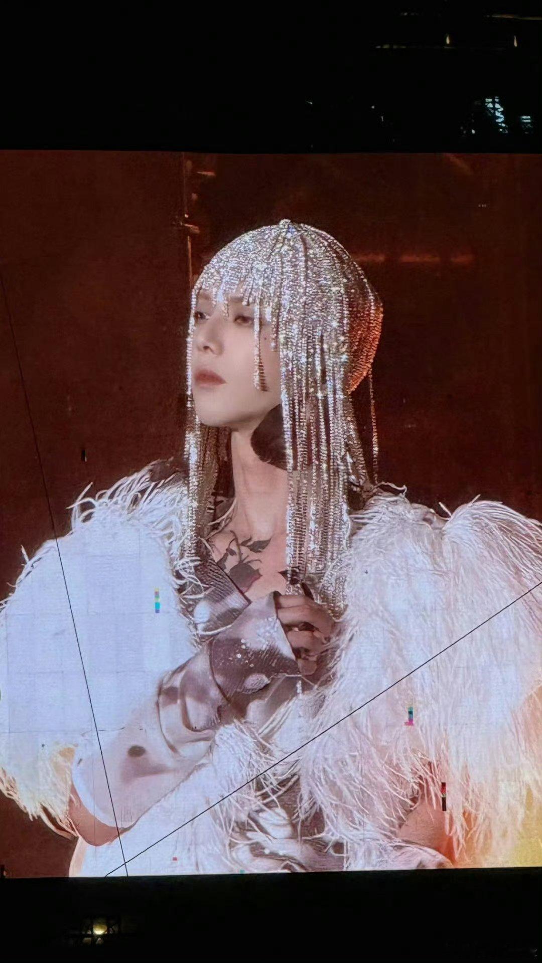 这居然是华晨宇 家人们，当我第一眼看到华晨宇那钻石流苏造型时，整个人直接被震撼到