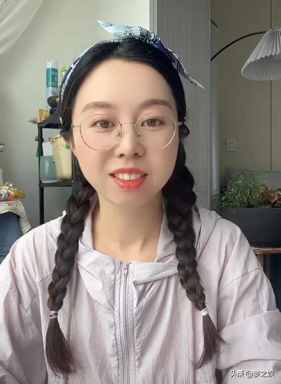 田静，专业了，以前都是田妈妈看孩子，后来弟弟家有孩子了，妈妈也忙不过来了，现在看