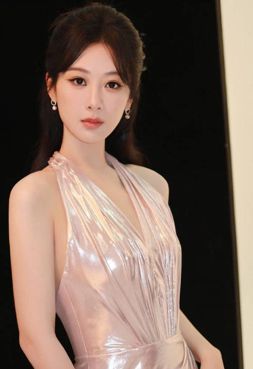 杨紫越来越美了
幸亏没听宋丹丹的话
当年宋丹丹一句“你不够漂亮”
直接否定了杨紫