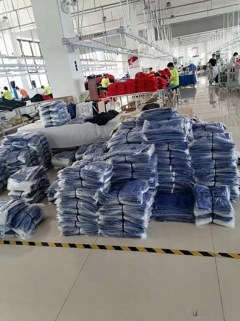 服装厂男女员工相处总遇尴尬？教你几招轻松化解！

更衣室混用常撞个正着，休息区聊