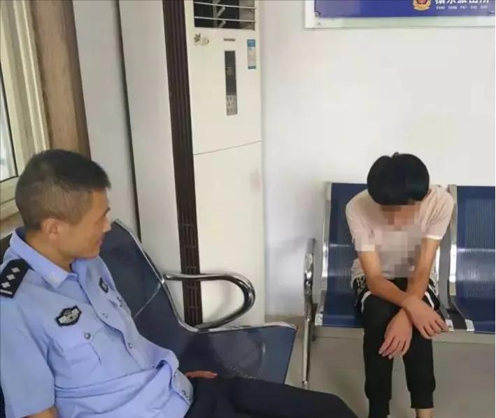 安徽小县城的邱明，是街坊邻里人人羡慕的学霸，十八年寒窗苦读交出六百七十二分的高考
