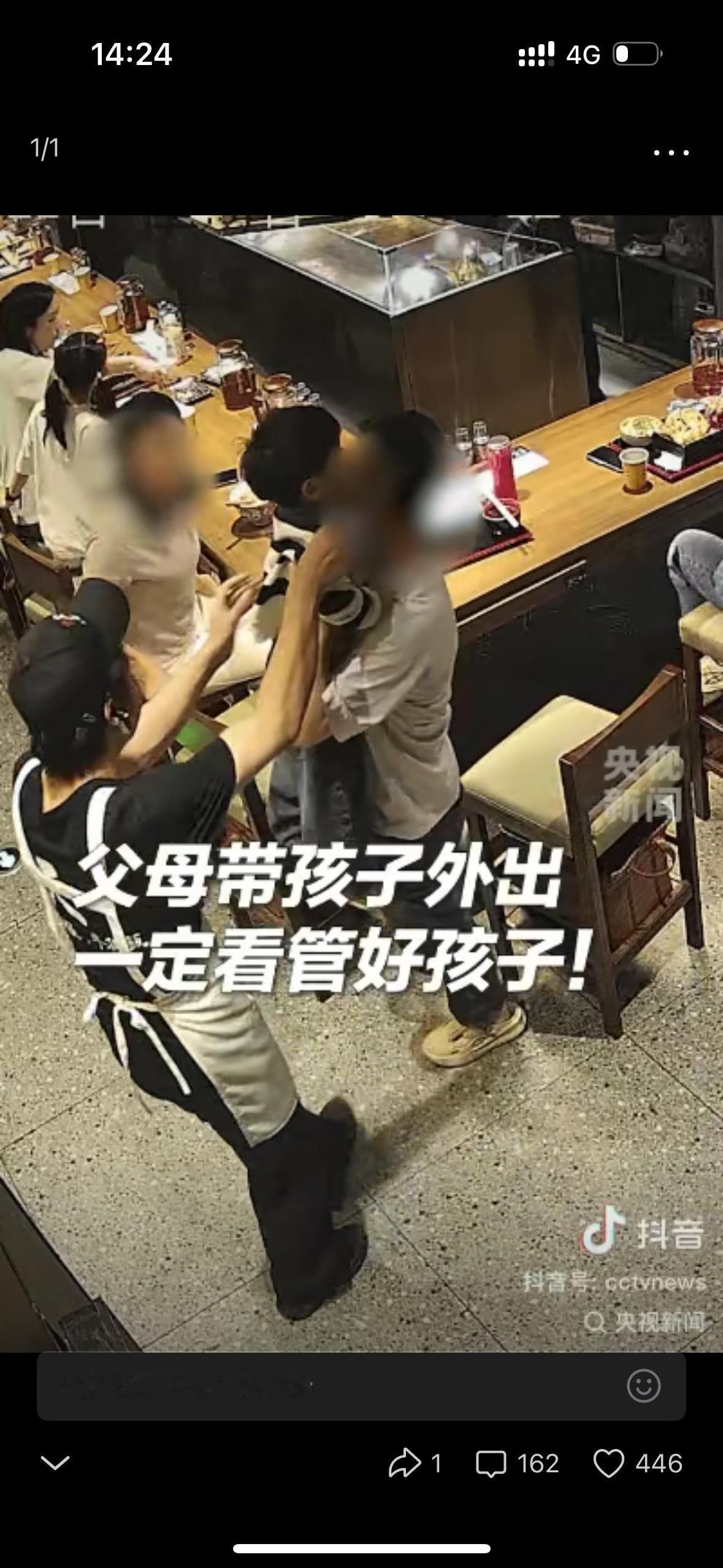 这真是救命了！江苏苏州，一家三口在餐厅就餐时，男童反复在座椅上站立玩耍，父母并没