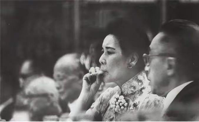 1961年，新春团拜会，吸着雪茄的宋美龄痛批教育部。不久，部长梅贻琦奉准辞“教育