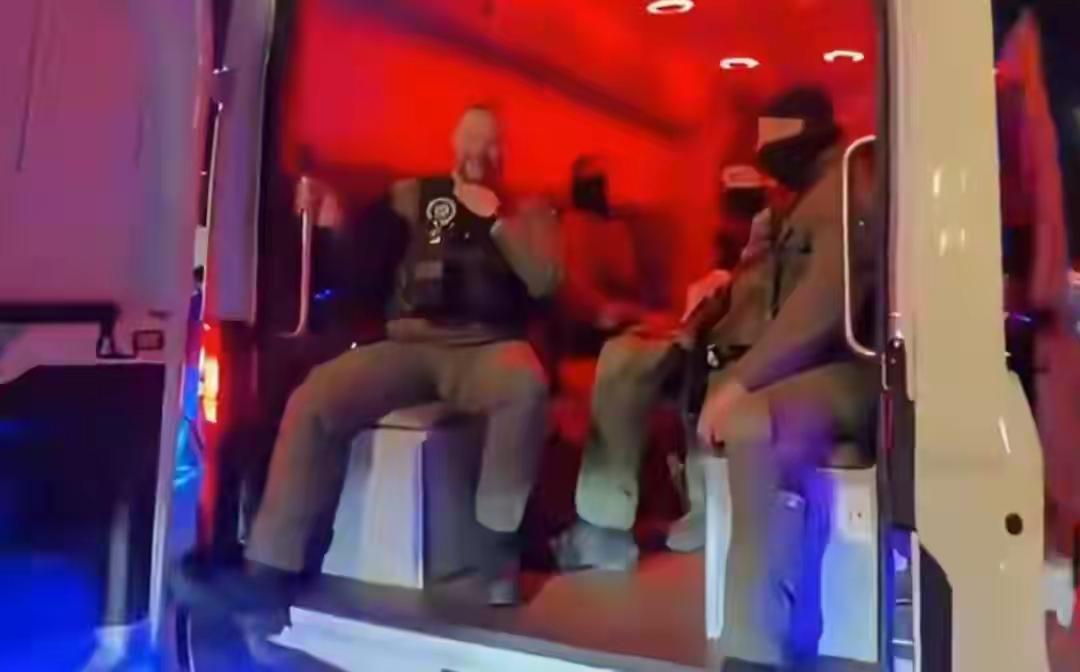 押送马杜罗的车辆在纽约游街，前后门敞开，美国士兵全副武装炫耀！
来源于大河网
罗