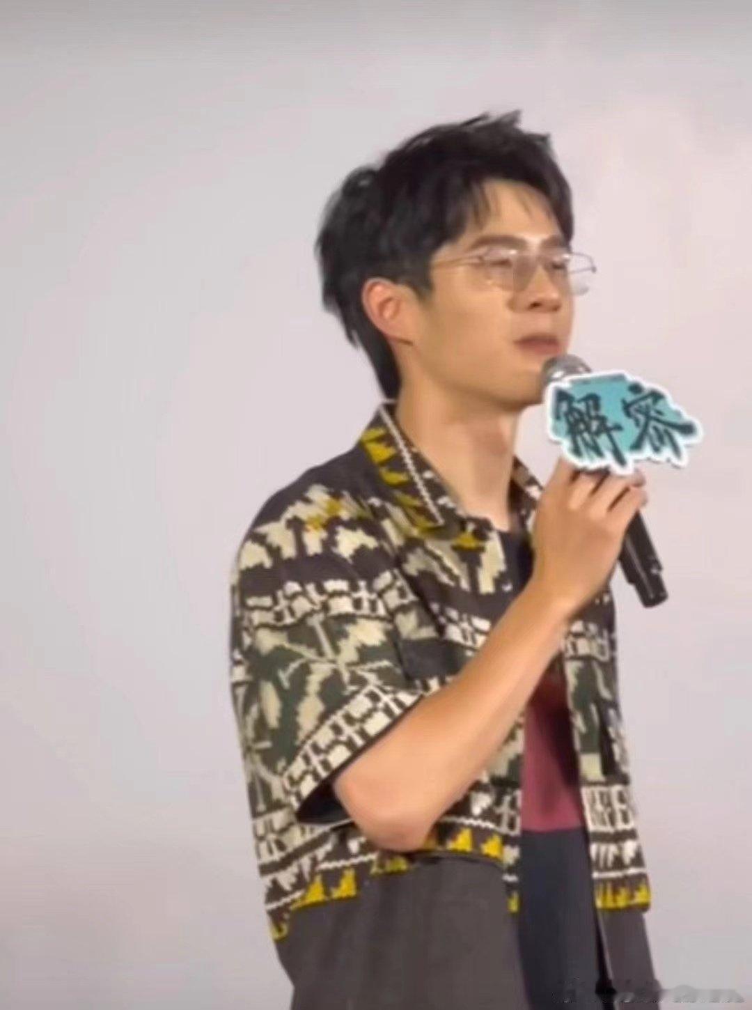 #刘昊然回应跟王宝强学数学#这件事还有谁不知道啊，毕竟当年在网上也是传的沸沸扬扬