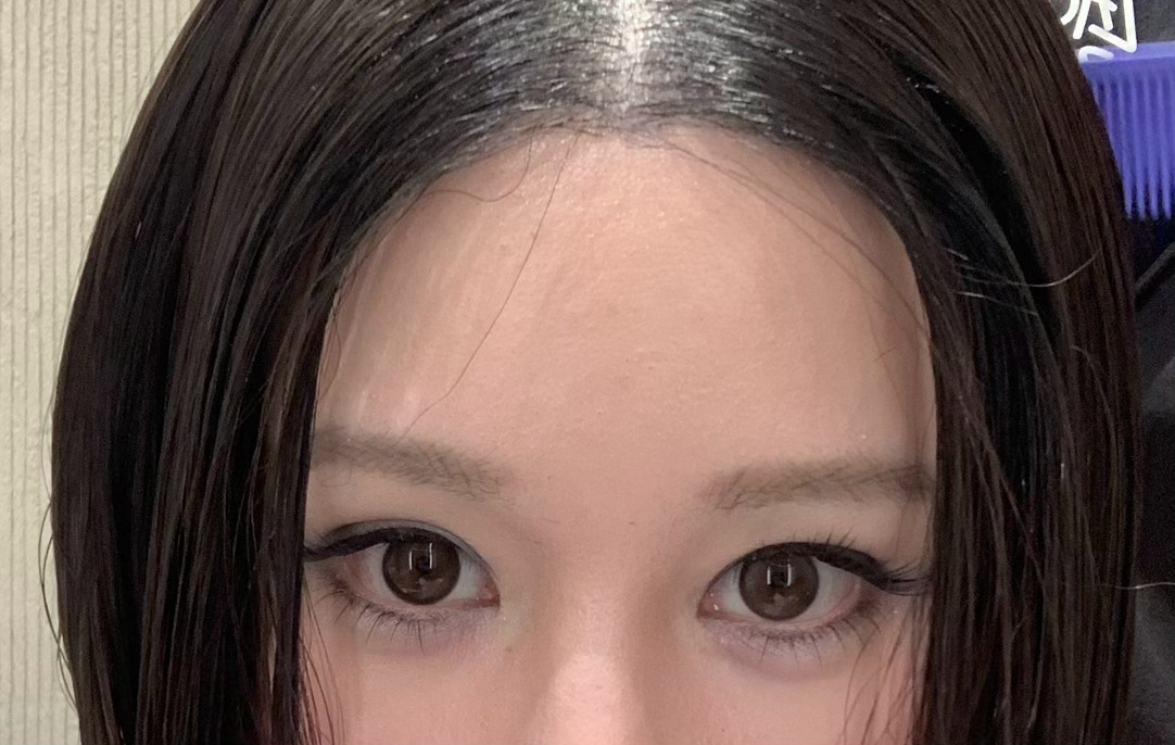 很搞笑的一天，只戴了一边美瞳出门，快回家了才发现
